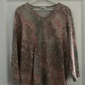 Långärmad Vintage Topp - Säljer denna superfina Ulla Popken-tröja köpt second hand tidigare i år :} Material 70% Polyester 30% Viskos. Storlek ~ XL  Säljer pga garderobsrensning ☺️