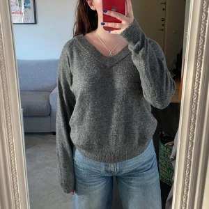 Grå stickad  - V-ringad oversized stickad<3