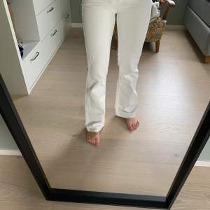 Vita jeans från Stradivarius storlek 38. Utsvängda nedtill 