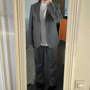 En hel kostym, en del för 100kr, hela för 130<3 byxorna börjar bli lite små på mig, lågmidjade. Kavajen är oversized