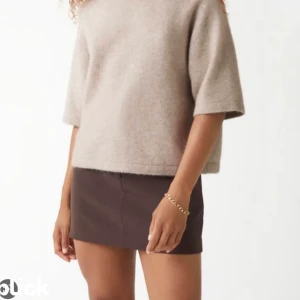 Stickad t-shirt  - Dena fina stickade t-shirt från &other stories som knappt är använd 💕