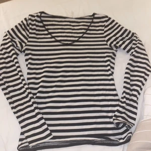 Randig tröja från difacto - En nästan ny randig vardags tröja som passar till allt😍storlek s men funkar som xs också. Bra kvalitet.