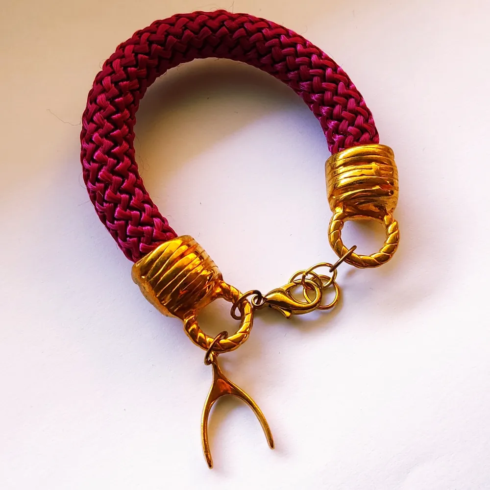 Bordeaux handmade bracelet with lucky symbol, gold elements, new, 19-21cm length. Accessoarer.