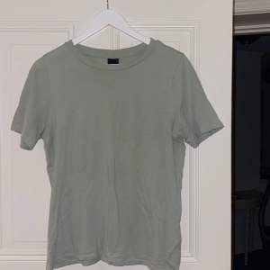 Grön t-shirt från GinaTricot, storlek S, 50kr+frakt 