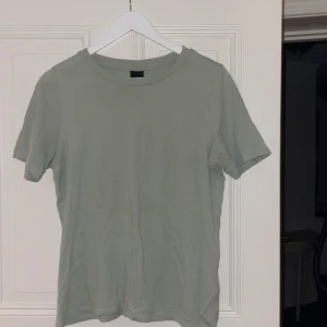 T-shirt - Grön t-shirt från GinaTricot, storlek S, 50kr+frakt 