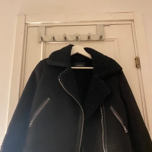 Shearling jacka - Skitsnygg, oanvänd vinterjacka från stradivarius🖤🖤