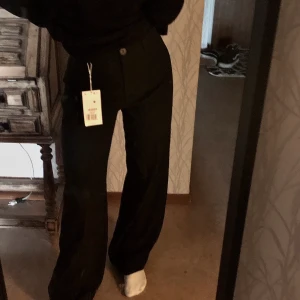 bershka kostymbyxor S\M - super fina och bekvämt svarta kostymbyxor, helt nya har aldrig använt. sitter bra i midjan och faller lätt ner på benen. jätte lätta att styla och perfekta för hösten!