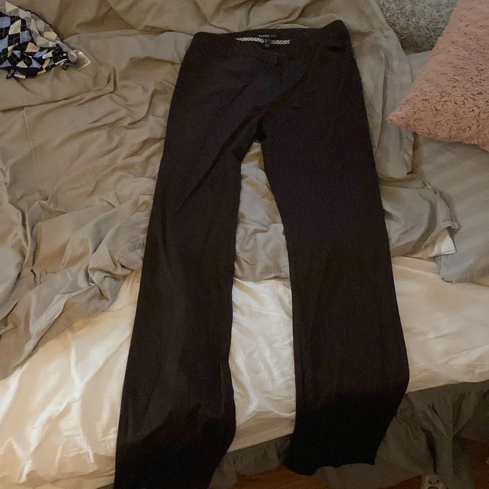 Lågmidjade bruna kostymbyxor från mango. Jeans & Byxor.