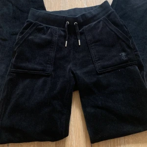 Juicy couture byxor  - Säljer mina jättefina juicy couture byxor då de ej kmr till användning längre❤️ på bilderna ser de lite smutsiga ut men självklart så tvättas de innan jag säljer! Kontakta för mer frågor❤️