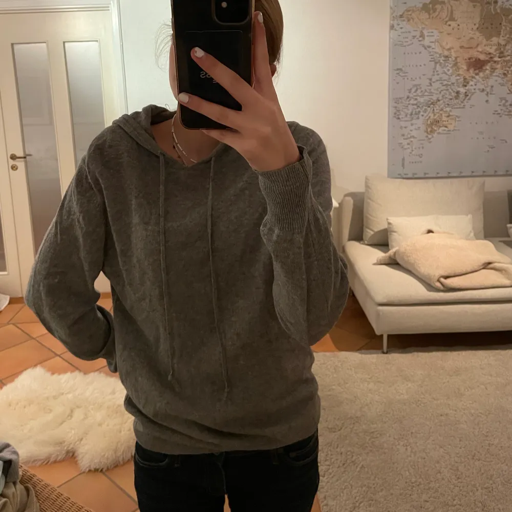 Grå stickad 100% cashmere hoodie från soft goat. Superfin🥰. Stickat.