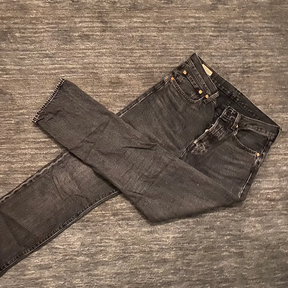 Levis jeans 501. Storlek 31/32. Skriv gärna om du har frågor. Köparen står för frakt Mörkgrå/svart. Jeans & Byxor.