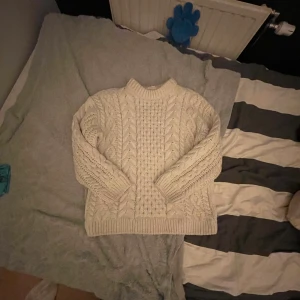 Stickad tröja - Säljer min absoluta favorittröja för vinter och höst för att jag behöver pengar. Superfin och relativt ny, svårt att pruta då jag som sagt behöver pengar. Lite inspirerad av rory gilmore tröjan💕 storlek S men oversize så storleken varierar XS-L