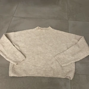 Vero Moda stickad tröja str xs - Nästan helt oanvänd stickad tröja från vero Moda, säljer då den inte kommer till användning 💕