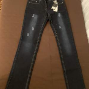 Ett par fina jeans i storlek 36. Prislappen är kvar, helt nya! Aldrig använd! Pris 250kr
