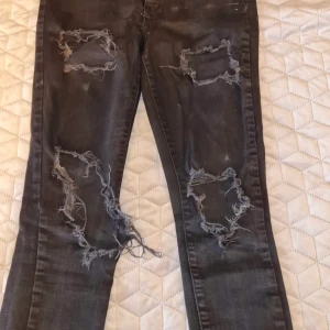 Jeans  - Håliga jeans, de ser fläckiga ut dock på bilden. 