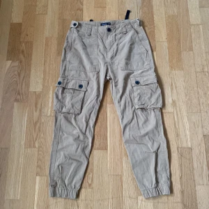 Cargo pants från Bershka - Byxor från bershka, köpta för några år sedan men använda bara några gånger då de är för små för mig.