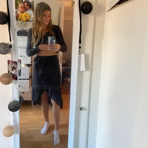 Omlott kjol - Fin lång omlott kjol från h&m! Det är storlek 32 men jag som har 36/38 kan ha den