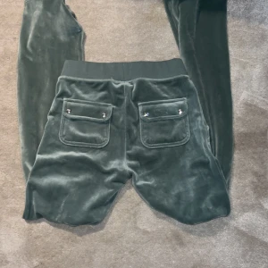 Juicy Byxor ljusgröna  - Säljer mina helt nya Chinois Green juicy byxor. Då de aldrig komm till användning, köpte de för 1000kr ifrån nelly. 