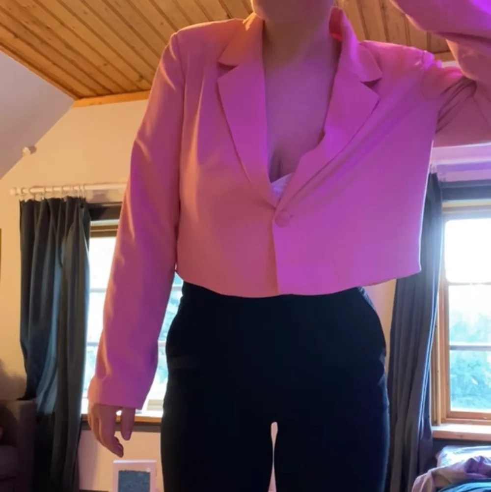 En snygg rosa blazer/kavaj som inte kommer till användning, köp på Gina tricot och är sparsamt använd, minns inte pris men Säljer för 100kr +frakt💗 kan även mötas upp runt om Karlskrona . Kostymer.