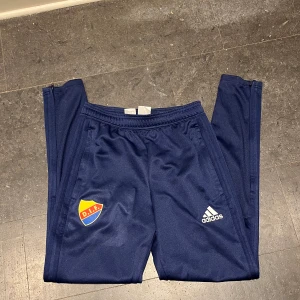 Dif byxor strl xs  - Mina älskade dig brallor är för små för mig, därav säljer jag dem! Storlek xs, passar även en mindre s skulle jag säga! Som i nyskick, då dem endast använd vid ett fåtal tillfällen! Så fina 💛❤️💙