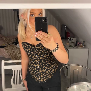 Döskalle korsett❤️‍🩹❤️‍🩹❣️ - Skitsnygg korsett med döskallar på💘💘 köpt här på plick och står ingen storlek i men den är väldigt justerbar så skulle gissa att de passar allt mellan xs till l❤️‍🩹❤️‍🩹❤️‍🩹