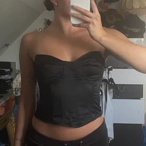Svart bustier 🖤 - Superfin bustier, köpt på sellpy. Som ny🖤🖤🖤 Storlek UK 10 = 38. 