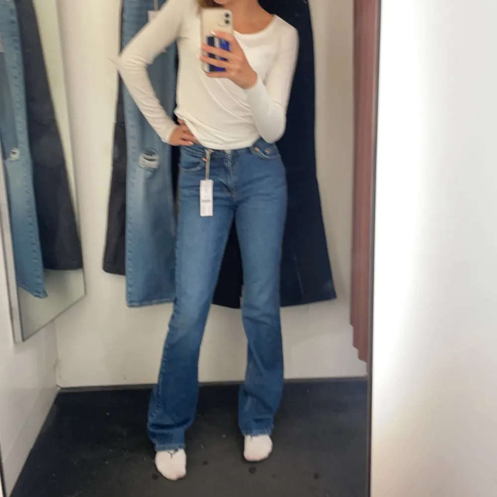 Ginas blå super snygga jeans. Jätte bra skick! Storlek 32 passar bra på mih som är 160 (de är lite långa). Tveka ej med frågor🤍. Jeans & Byxor.