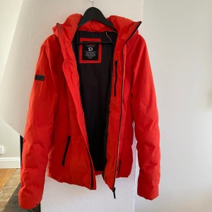 Superdry Dunjacka (trasig dragkedja) xs - Säljer min underbart sköna dunjacka från superdry! Ett tjockt lager med dun och vattenavstötande ytterlager! Dessvärre är dragskedjan trasig och är i behov av att bytas. 