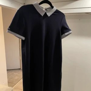 Klänning - Jättesöt mörkblå klänning från zara med randig krage, i jättebra skick! 