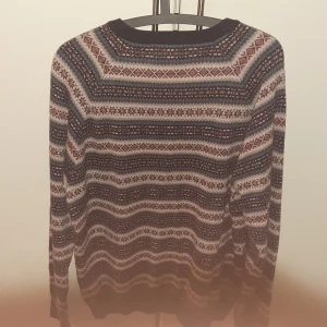 stickad tröja storlek L jätte skön - Nästan aldrig använd är som ny jätte skön stickad tröja som jag köpte för 600 på Lindex