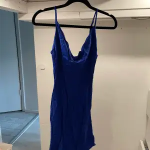 Jättefin marinblå klänning i silkesmaterial från bershka! Aldrig använd! (Obs står storlek L men väldigt liten i storleken!)