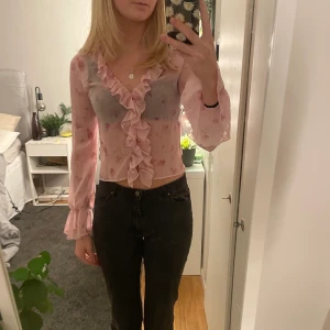 Blus - Rosa blommig fin blus från ASOS. Aldrig använd, men knappar i mitten. Den är lite genomskinlig, och har fin utsvängade resor armar. 