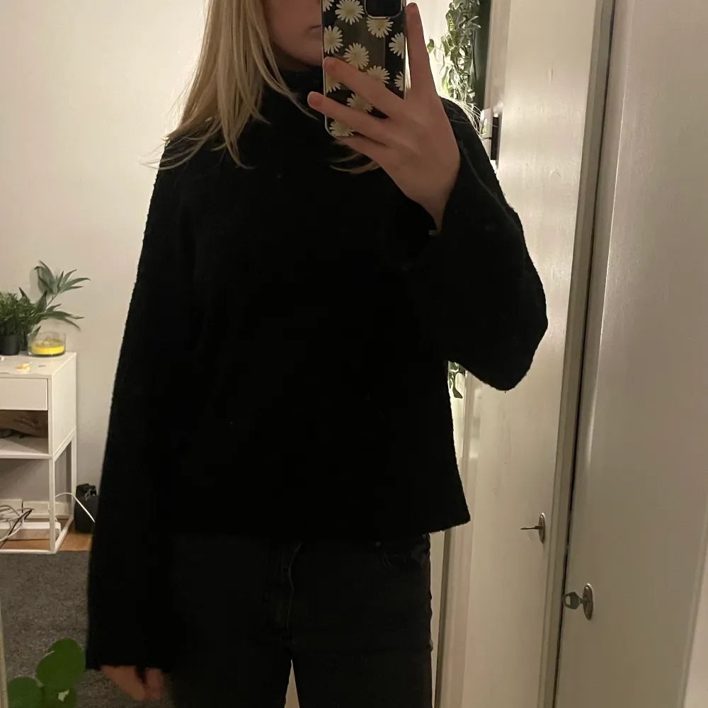 Svart turtleneck från Zara. Köpt förra hösten och är knappt använd, är skön, mjuk och inte alls stickig. Den har även stora armar. ❤️. Tröjor & Koftor.