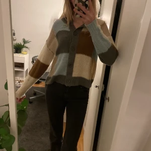 Föer färgad kofta - Fler färgad kofta ifrån SHEIN. Aldrig använd och det finns inga tydliga defekter! Fin nu till hösten. ❤️