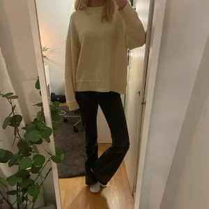 Snygg oversize stickad - Snygg ocersize stickat gul tröja köpt för ett år sedan. Den är använd fåtal gånger och är i väldigt bra skick. 