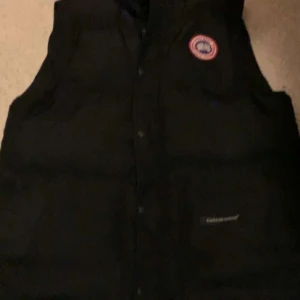Canada goose väst storlek M - Canada goose väst, säljer pga jag inte använder den 