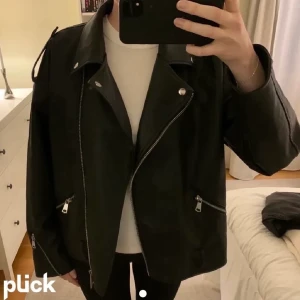 Skinnjacka  - Säljer min faktastika skinnjacka som både passar xs-s. Bra använd, inga skador eller så vidare💕💕