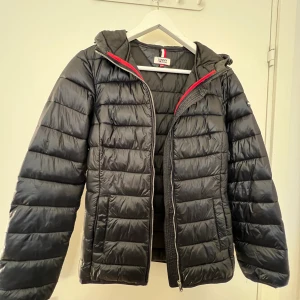 Tunn vinter jacka  - Tunn ( varm )  vinter jacka från Tommy Hilfiger  Storlek XXS