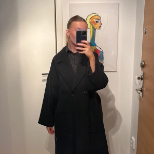 Kappa - Svart kappa från Lindex i nyskick! Storlek M/L men passar mig också som vanligtvis har xs/s. Köpare står för frakt på 66kr ❤️