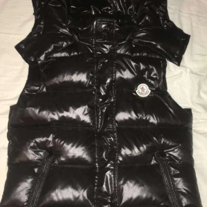 Moncler väst m. Luva - Hej säljer denna super fräscha väst i märket moncler den har en avtagbar luva,västen är i nyskick och helt utan defketer hör av dig vid intresse endast serilsa köpare