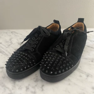 Louboutin sneakers - 41  - Sparsamt använda Louboutin sneakers i 41, i mocka.   Saknar en spik på höger tå fram, syns på bild. Inköpta i Los Angeles, 2018. Extremt lite använda.  Inget kvitto, därav pris. 