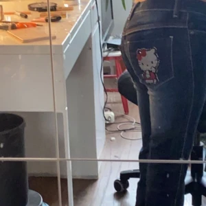 Hello Kitty byxor  - ett par jätte fina Hello Kitty byxor. Dom är använda men fortfarande i jätte bra skick. Dom är tajta och är lite utsvängda längst ner. Storleken står inte på dom men skulle tro att dom passar på folk som är 150-160cm långa. Skriv för fler bilder💗