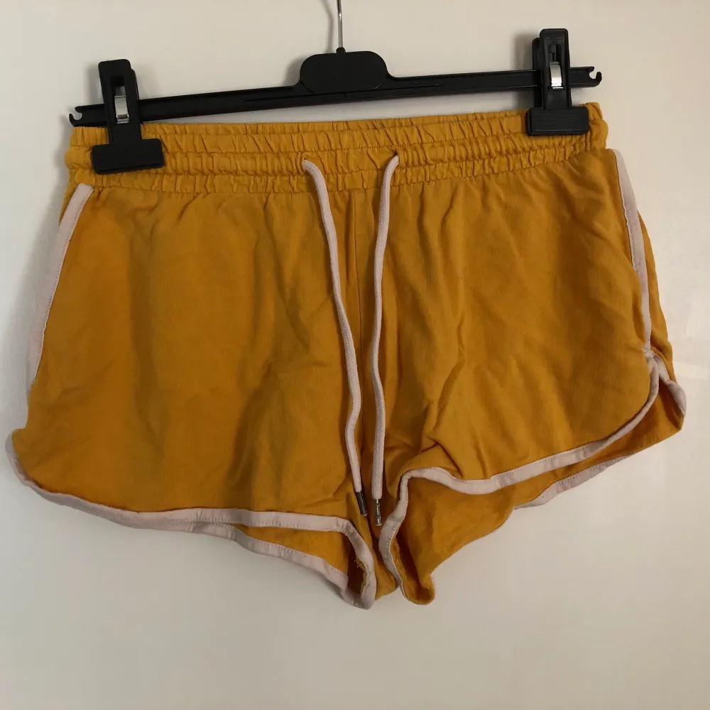 gula shorts köpt från Monki för några år sen! använda fåtal gånger & i bra skick. färgen är tydligast på bild 2 men den gula färgen är lite starkare i verkligheten ⭐️. Shorts.