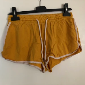 gula mjukisshorts - gula shorts köpt från Monki för några år sen! använda fåtal gånger & i bra skick. färgen är tydligast på bild 2 men den gula färgen är lite starkare i verkligheten ⭐️