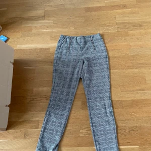 Byxor  - Storlek M sjölv är jag 178 och väldigt korta i benen  Använda ca 10 gånger