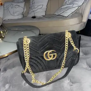 Hej! Säljer min älskade Gucci väska i sammet. Fått i student present år 2019. Det är en av dom bästa kopiorna man kan hitta både i utseende och kvalitet! Väskan kostade ca 3000kr ny. PM för fler bilder vid intresse! 