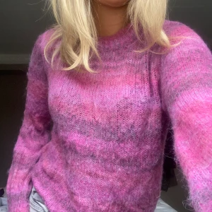 Rosa stickad tröja - Säljer min jättemysiga rosa stickade tröja från b.young. 