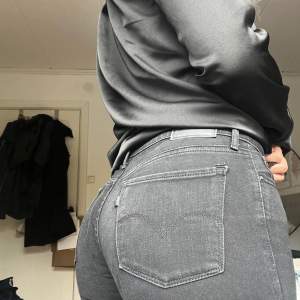 Svarta/ mörkgrå jeans från levis modell 711. Väldigt bra skick och perfekt längd för (160-165cm) för fler bilder hör av er🧸 Jättebra skick, svarta Levis 711, fler bilder kan skickas och pris kan diskuteras!!🥰
