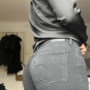 Svarta Levis jeans 711 skinny - Svarta/ mörkgrå jeans från levis modell 711. Väldigt bra skick och perfekt längd för (160-165cm) för fler bilder hör av er🧸 Jättebra skick, svarta Levis 711, fler bilder kan skickas och pris kan diskuteras!!🥰