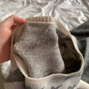 Stickad tröja  - Säljer denna tröja från SHEIN i storlek M, den har inga fel på sig utan har bara tröttnat på den. köpte den för ca 150 kr men säljer för 75💕💕